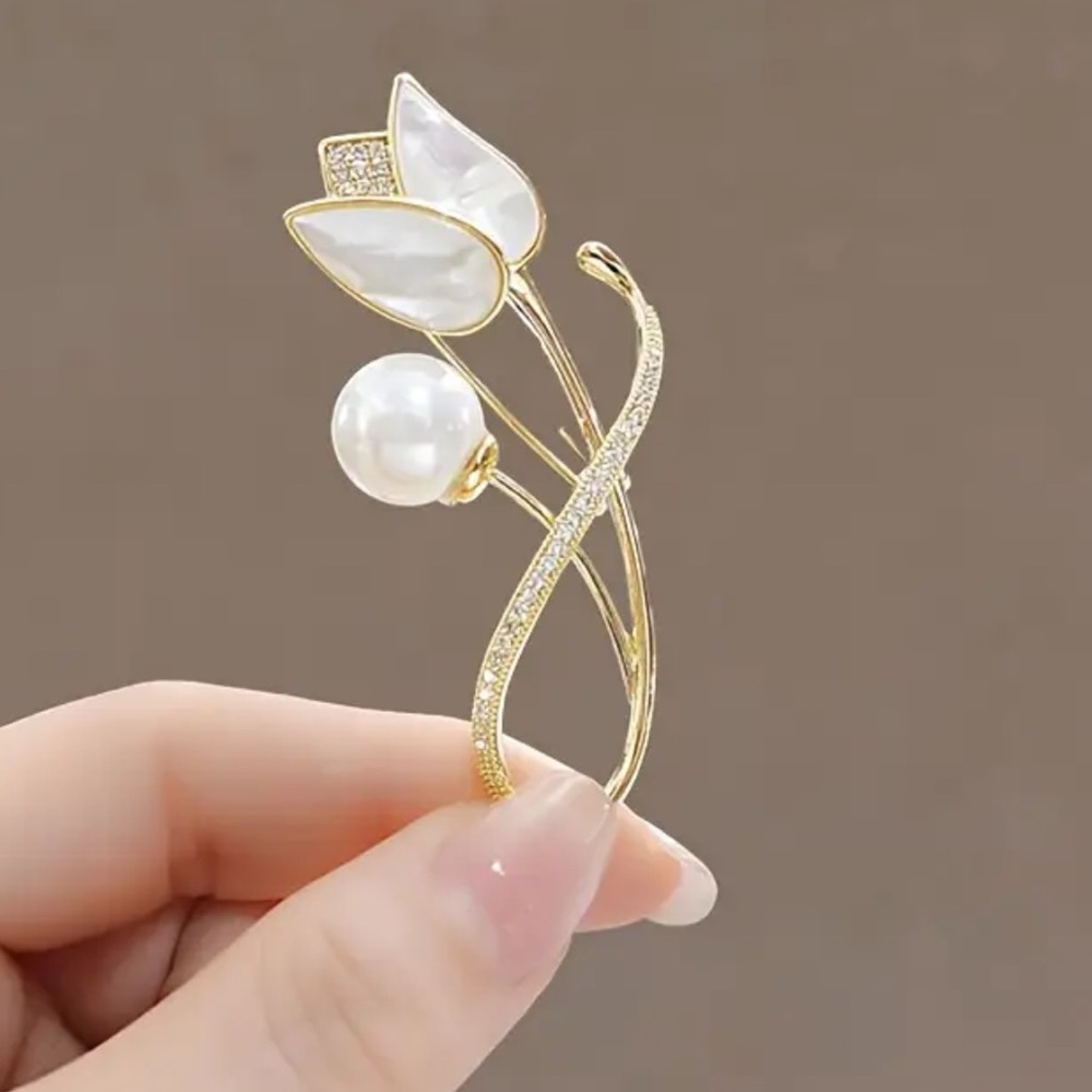 NWOT - Elegant Tulip Brooch